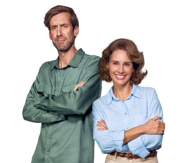 Casal a sorrir apoiado um no outro